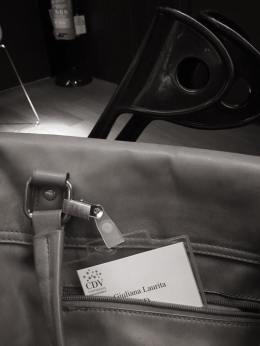 Ritratto di relatore con stampelle